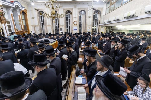 משמעון הצדיק ועד לטיש נעילת החג; ימי האורה בחצר הקודש פינסק קרלין