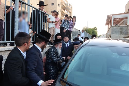 אורח בשכונה | צפו, כשהראשל"צ הופיע לביקור אצל האדמו"ר החסידי מקריית גת