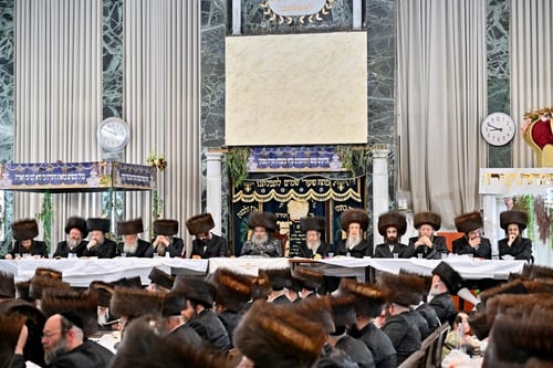 כך נעלו מאות חסידי סאטמר בבני ברק את ימי חג השבועות | צפו