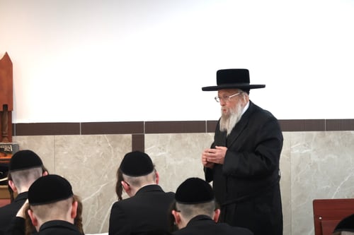 הבחורים הופתעו באמצע הסדר; הרבי הופיע לביקור פתע, והגה בתורה עמם יחדיו