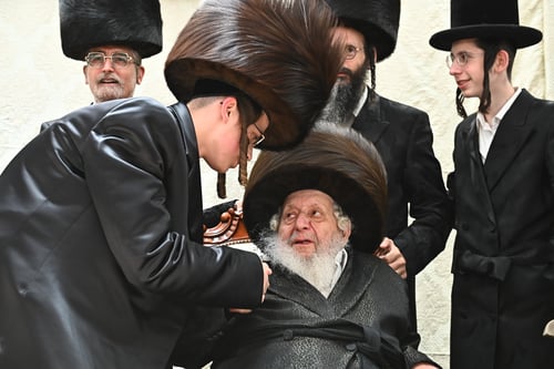 דור חמישי פיזזו סביבו; כשהרבי הישיש מבני ברק פצח במחול נלהב לפני נינו החתן | צפו