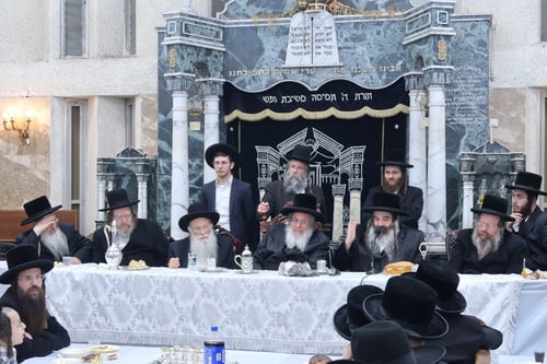 שכן הטוב מדבורה הנביאה; ראש ישיבת 'בית מאיר' ריתק את חסידי קומרנא בטיש הילולא