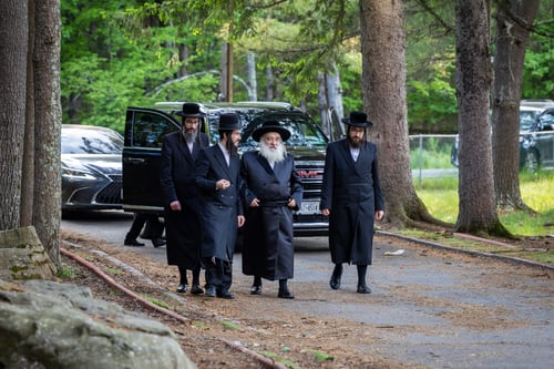 בין ההרים בקמפוס החדש; מאות בחורי קראלי התנתקו מהעולם בראשות האדמו"ר