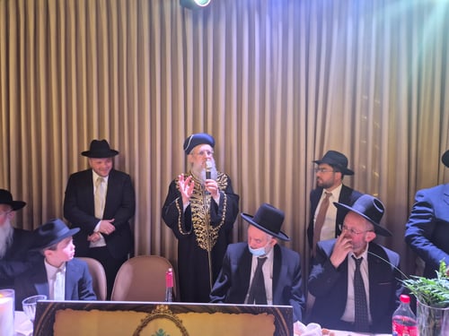 בענוותנותו כי רבה: צפו בראשל"צ פורץ בריקוד סוער לפני רבה של 'שמואל הנביא'