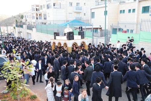 חג בגבעת זאב • המונים חגגו בהכנסת ספר התורה והנחת אבן הפינה ל'מגדל עוז'