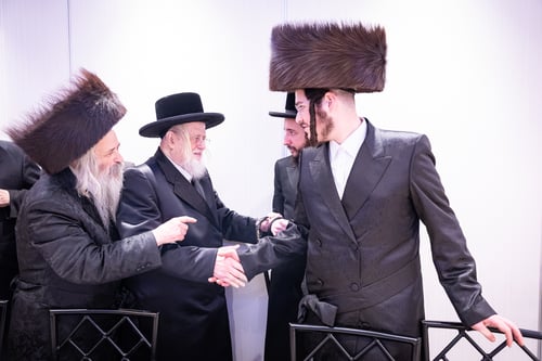 עד לרחובה של עיר; כך כיבד הרבי מבאבוב את אדמו"רי בורו פארק שפיארו את שמחתו