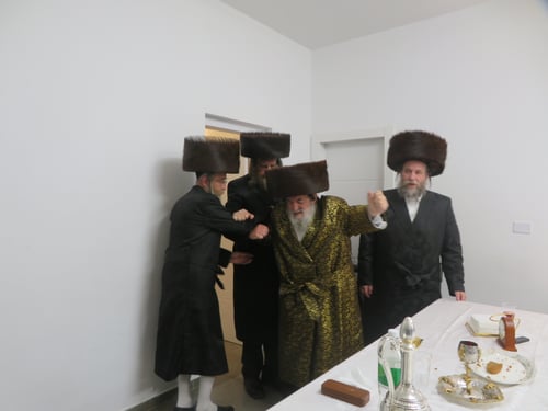 בצאת השבת | צפו בריקוד הנלהב של האדמו"ר מויז'ניץ עם ח"כ יעקב טסלר
