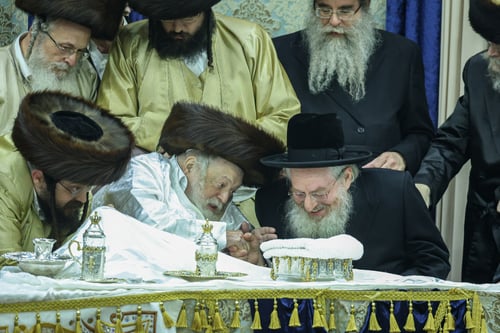 למרות הניסיונות לטרפד; הרבי מקרלין הופיע בהדרו לשמחת בית תולדות אברהם יצחק 