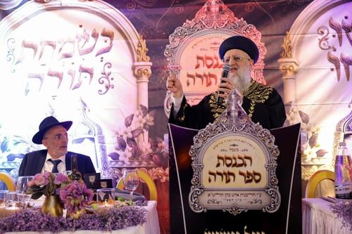כִּי טוֹב סַחְרָהּ; המונים חגגו בהכנסת ס"ת שתרמה אמו של מ"מ ראש עיריית ירושלים 