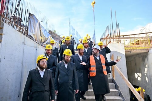 הצצה ראשונית בצהוב: חסידי ויז'ניץ לבשו קסדות וסיירו בבניין המרכז העולמי החדש