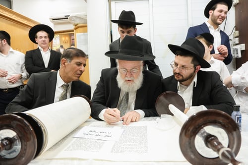 מול הבית המפורסם | הריקוד המרגש ברחוב חזון איש 5 שסחף את המוני תושבי בני ברק