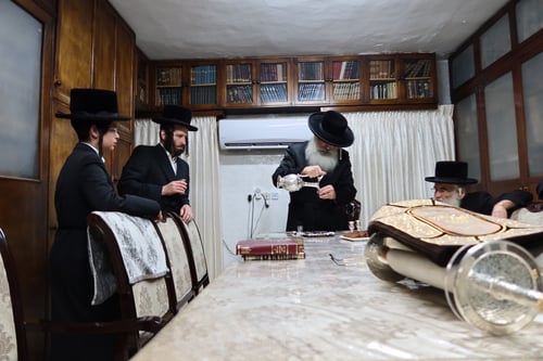 ללא גבאים ומשמשים | בלי גינוני מלכות; המחזה המפעים בחדרו של האדמו"ר 