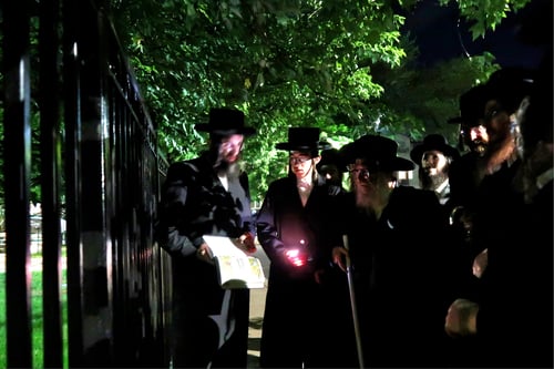 אישון לילה במונרו; הרגע שבו טיפס החסיד לקצה האילן עבור הרבי