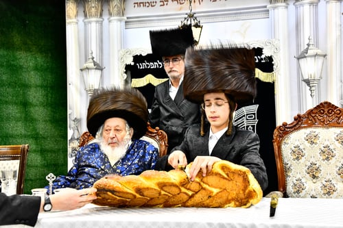 דרישה בלתי צפויה בשבע ברכות; הבדחן החסידי דרש מהחתן הצעיר לגדל זקן • צפו
