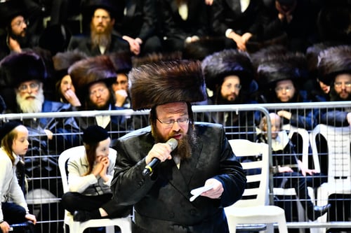 עשרות אדמו"רים נהרו | נכד ונכדת הרבי מבוהוש באו בברית הנישואין • צפו