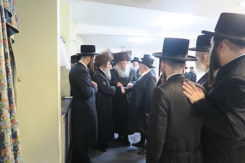 באולם של הרבנית | נכדת האדמו"ר מנדבורנה התארסה עם בן האדמו"ר מאונגוואר