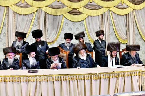 עד השעות הקטנות של הלילה | מאות החסידים רקדו באודיטוריום העירוני בבני ברק