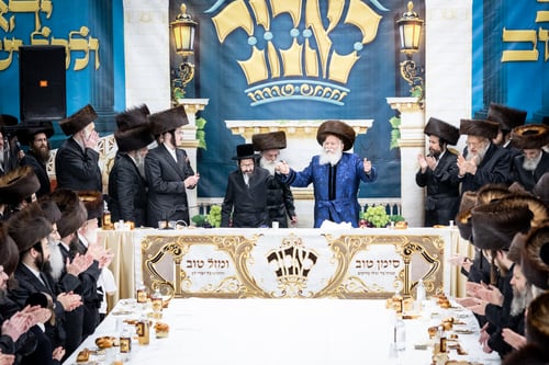 בשמחה הכפולה בבורו פארק | הרבי מסקולען הקפיץ את בחורי באבוב