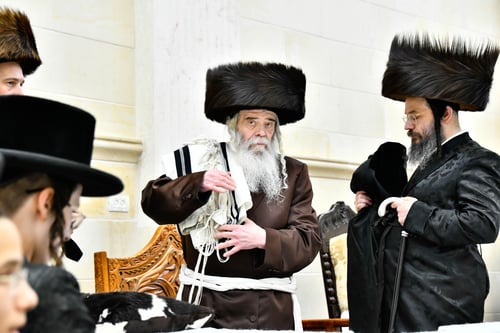 ערימת הבעקיטשעס שהמתינו לרך הנימול טרם כניסתו בבריתו של אברהם אבינו