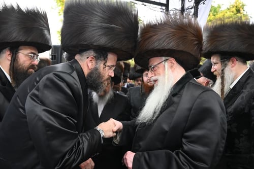 תיעוד ענק מב"ב; הרבי מצאנז בראש מאות משתתפים בחתונת בת המשנה לראש העיר