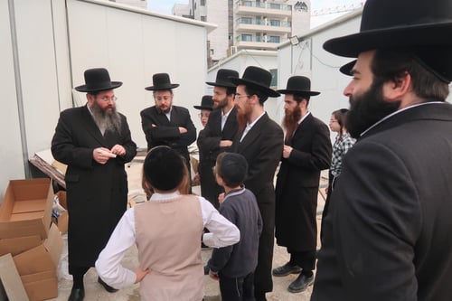 הגשר נפתח, השטיבל קם | חסידי גור ב'מתחם הסופרים' חגגו חנוכת הבית