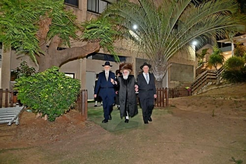 מעל גיל 60 | זקני החסידים התכנסו ב'באר יעקב' בראשות האדמו"ר