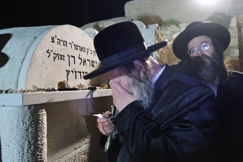 באישון ליל ובדמעות שליש; האדמו"ר העתיר לרפואת המשב"ק הנאמן שקיבל אירוע מוחי