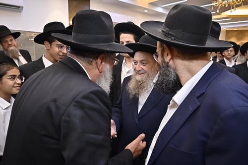 זקן המקובלים חגג את אירוסי נינתו הראשונה