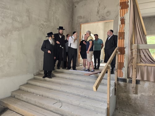 צעד יוצא דופן בקרעסטיר: ראש העיר הגוי הפתיע ונכנס לפגישת שחזור בית הכנסת