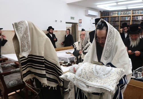הסבים התכבדו בכיבודים וערכו טיש בצוותא; שמחה בחצרות טשארנאביל ומעליץ