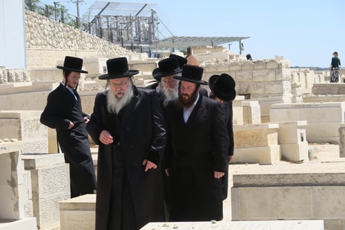 במרומי הר הזיתים | האדמו"ר מנדבורנה העתיר לישועת הכלל על ציון זקנו זצ"ל