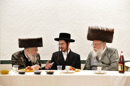 צפו בתיעוד; כשהחתן הנרגש הרים את הצעיף הלבן של זקנו האדמו"ר