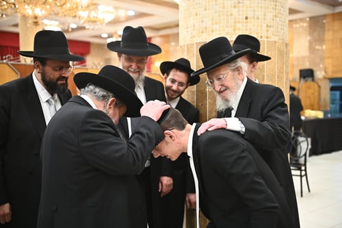 שמחת עולם על ראשם; צפו בראש ישיבת באר יעקב פוצח במחול מול חבר המועצת