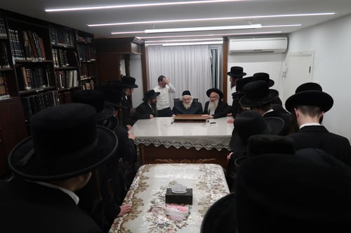 בצל אימת המעצרים | הפוסק הנערץ חיזק את בחורי צאנז במעונו