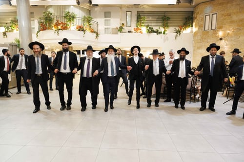 ראש הישיבה השיא את נכדתו עם נכד אחיו הגאון הפוסק והמריא למסע חיזוק בחו"ל
