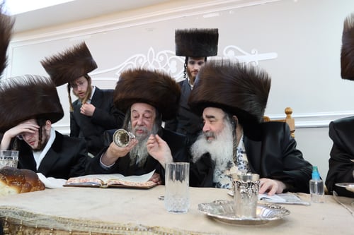 של מי הגביע? צפו: כשהאדמו"רים השתעשעו ועיינו בגביע הכסף העתיק