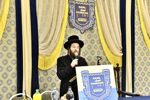 החסידים שהתנזרו כליל מהאינטרנט זכו לקבל מטבע לשמירה מהאדמו"ר | צפו