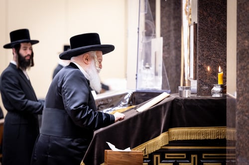 ליד עריסת הרך הנימול; התיעוד המרגש של הרבי מבאבוב בקריאת שמע 
