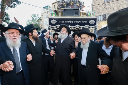 בבית הכנסת בן ה-80 | האברכים הצעירים הכניסו ספר תורה לקהילה בחיפה