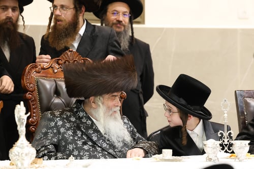 ביום ההילולא; כך חגגו בקרעטשניף את שמחת בר המצווה לנכד האדמו"ר