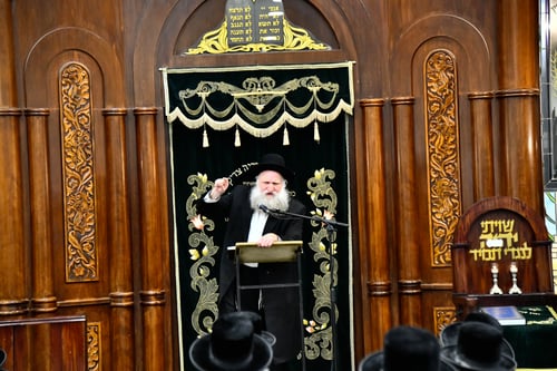 דמעות בחצרות הקודש; האדמו"רים ישבו שפופים בסיום ה'שבעה' על הבן והחתן