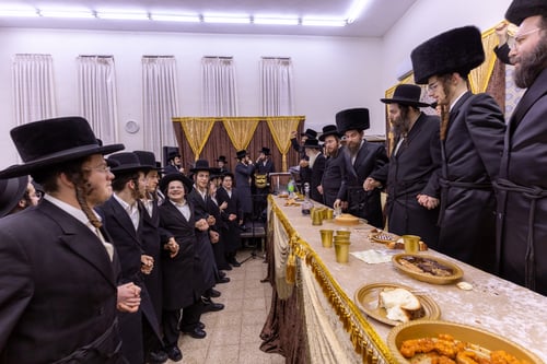 בראשות הרה"צ רבי דוד אלתר; עשרות בחורי ישיבת טשכנוב נבחנו על מסכת פסחים