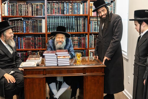 תושבי יוניאן סיטי התרגשו; האדמו"ר אירס את נכדתו הכלה, והופיע לביקור הוד בעיר