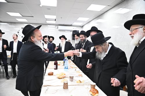 לקול צלילי הנגנים; ראש הישיבה קם לריקוד סוער עם בעלי המנגנים