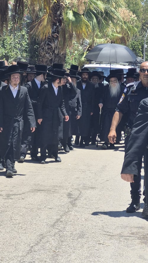 האדמו"ר מצאנז נצפה בראש; רבבות מלווים כעת את הצדיק רבי עמוס גואטה זצ"ל למנוחות