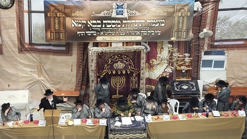 בלב מאה שערים; האדמו"ר מתולדות אברהם יצחק פתח את לימוד מסכת 'בבא קמא'