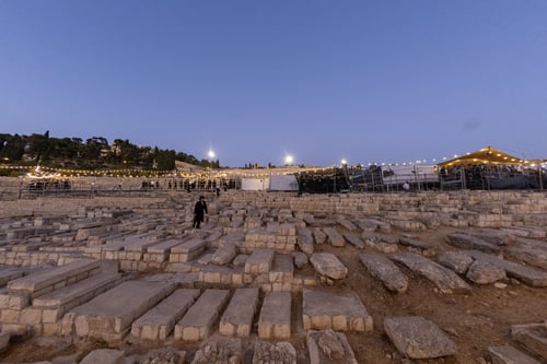 מהאדמו"ר שהגיע ישירות מהמטוס, ועד חבר המועצת; רבבות העתירו בציון ה'אור החיים' הקדוש