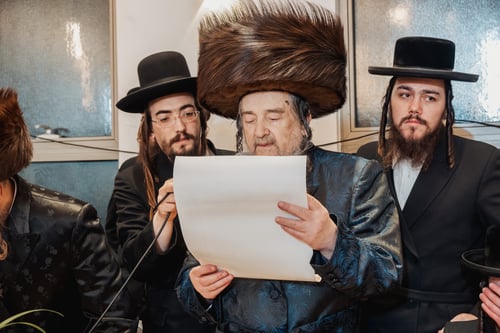 ברוב רגש: זקן רבני ברסלב הגה"צ רבי יעקב מאיר שכטר פיאר את שמחת אירוסי נינתו