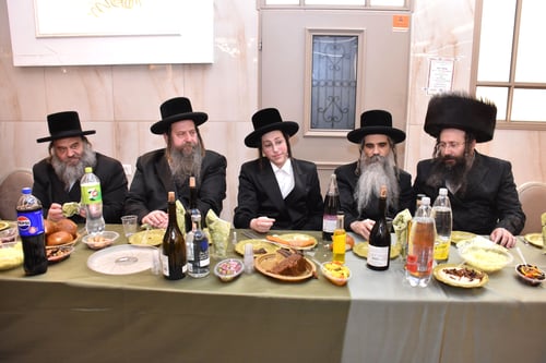 שמחה בקוסון | נכד האדמו"ר בא בברית האירוסין עם הכלה מבית דעעש