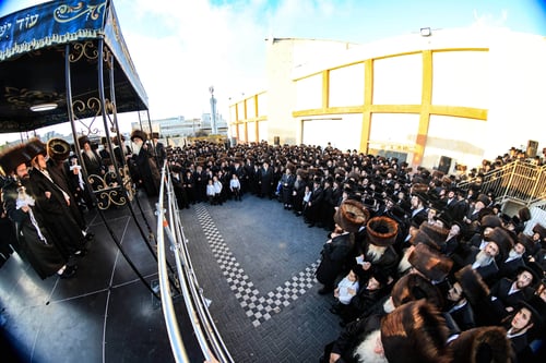כמו בשמחת צאצאיו; הגיס מיוניאן סיטי השיא בארץ, הרבי מצאנז פיאר את השמחה